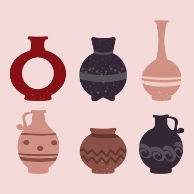 Pembe arka planda farklı şekillerde şirin renkli seramik vazoların toplanması