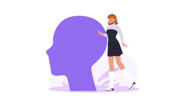 Yaratıcı çalışma. Büyük bir ampulle baş siluetinin önünde duran kadın grafik ya da web tasarımcısının olduğu hareketli afiş. Karakter yeni fikirlerle geliyor. Düz grafik çizgi film