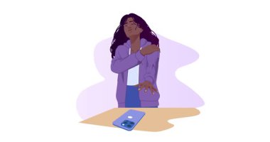 Uzaktan kumanda. Sosyal medya bildirimleri, mesajlar ve haberler yüzünden kadın serbest çalışanın merkez ofiste konsantrasyonunu kaybettiği afiş. Çevrimiçi çalışma yetersizliği. Düz grafik çizgi film