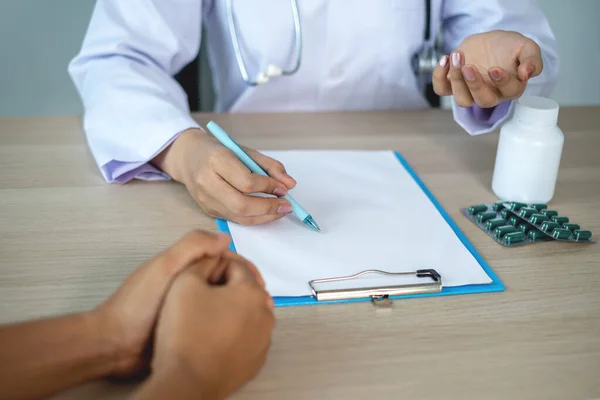 Médicos Relatam Resultados Exames Saúde Recomendam Medicamentos Aos Pacientes — Fotografia de Stock