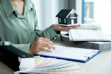 İç dekorasyon için ev ve perdeler sunuluyor..