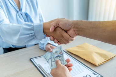 Hükümet yetkilileri yolsuzluk ve rüşvetle mücadele kavramını tokalaştırarak iş adamlarından rüşvet alıyor.