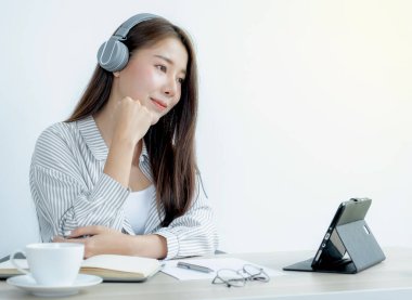 Genç Asyalı öğretmenler, COVID virüsü hastalıkları sırasında internet üzerinden eğlenmeyi, sosyal uzaklık öğretme kavramını öğretiyor..