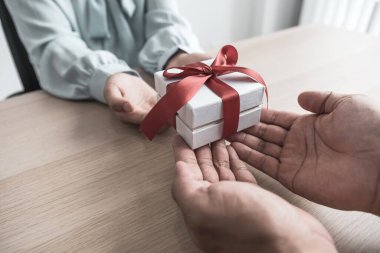 Noel, Yeni Yıl ya da Sevgililer Günü gibi özel bayramlarda erkeklerin elleri kadınlara hediye veriyor..