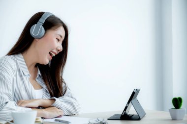 Genç Asyalı öğretmenler, COVID virüsü hastalıkları sırasında internet üzerinden eğlenmeyi, sosyal uzaklık öğretme kavramını öğretiyor..