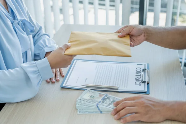 Hombre Negocios Entregó Dinero Soborno Los Funcionarios Para Firmar Acuerdo — Foto de Stock