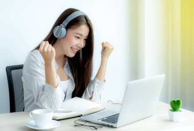 Genç Asyalı öğretmenler, COVID virüsü hastalıkları sırasında internet üzerinden eğlenmeyi, sosyal uzaklık öğretme kavramını öğretiyor..