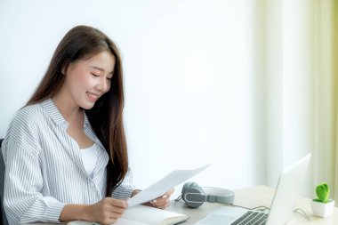 Genç Asyalı öğretmenler, COVID virüsü hastalıkları sırasında internet üzerinden eğlenmeyi, sosyal uzaklık öğretme kavramını öğretiyor..