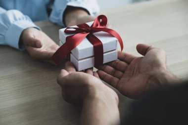 Noel, Yeni Yıl ya da Sevgililer Günü gibi özel bayramlarda erkeklerin elleri kadınlara hediye veriyor..