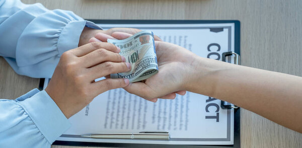 Бизнесмен вручил взятку чиновникам за подписание бизнес-соглашения о коррупции и борьбе со взяточничеством.