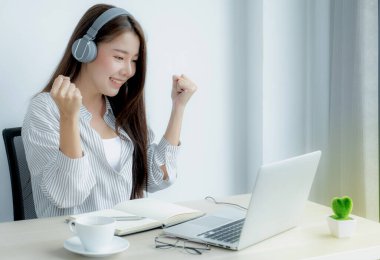 Genç Asyalı öğretmenler, COVID virüsü hastalıkları sırasında internet üzerinden eğlenmeyi, sosyal uzaklık öğretme kavramını öğretiyor..