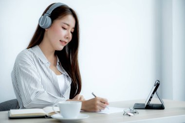 Genç Asyalı öğretmenler, COVID virüsü hastalıkları sırasında internet üzerinden eğlenmeyi, sosyal uzaklık öğretme kavramını öğretiyor..