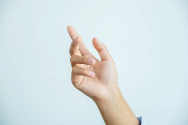 Kadının elleri beyaz arka planda boş bir ön tarafı tutuyor..