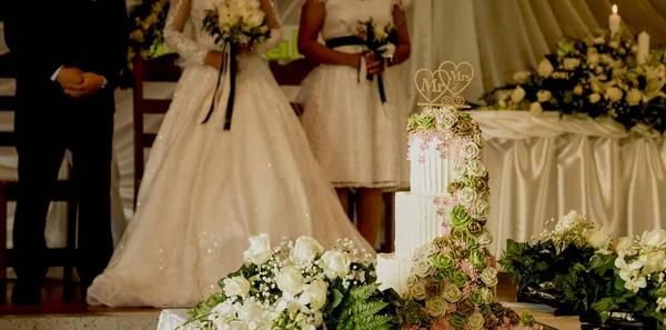 Düğün Pastasında Gül Çiçekleri Gelin Damat Için Bir Restoranda Kilisede — Stok fotoğraf