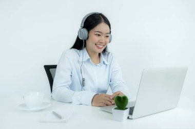 Genç Asyalı öğretmenler, COVID virüsü hastalıkları sırasında internet üzerinden eğlenmeyi, sosyal uzaklık öğretme kavramını öğretiyor..