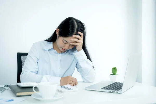 悲しいアジアの実業家の従業員不幸な作業で退屈とノートパソコンとチャートでオフィス疲れ オフィス症候群の概念 — ストック写真