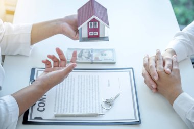 Emlakçı iş sözleşmesini, kirayı, satın almayı, ipoteği, krediyi ya da ev sigortasını kadın alıcıya açıklar..