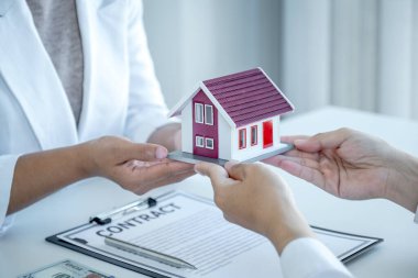 Emlakçı iş sözleşmesini, kirayı, satın almayı, ipoteği, krediyi ya da ev sigortasını alıcıya açıklar..