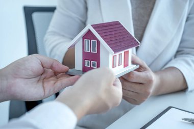 Emlakçı iş sözleşmesini, kirayı, satın almayı, ipoteği, krediyi ya da ev sigortasını alıcıya açıklar..