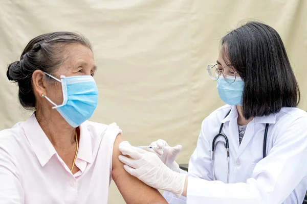 Doktorun Elinde Şırınga Vardı Virüsün Yayılmasını Önlemek Için Klinikteki Yaşlı — Stok fotoğraf