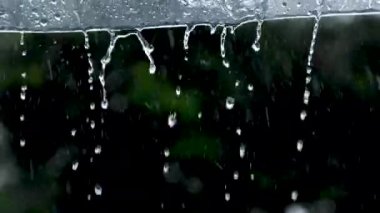 Yağmur suları yağmurlu günlerde berrak plastik tenteye akar..