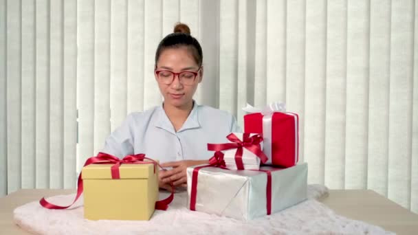Жінка Синій Сорочці Тримає Подарункові Коробки Прив Язані Червоною Стрічкою — стокове відео