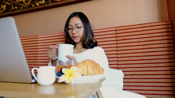 Imaginea Turiștilor Care Mănâncă Micul Dejun Laptop Folosit Pat Camera — Videoclip de stoc