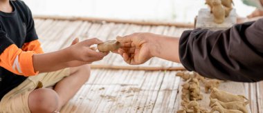 Çocuğa kadın eli uzatmak bir fırsattı..