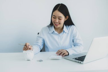 İş kadını domuz kumbarasına para yatırıyor, başarılı olmak için iş kuruyor, gelecek planı ve emeklilik fonu konsepti için para biriktiriyor..