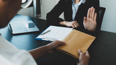 Hükümet yetkilileri rüşvet parasını iş adamlarından yolsuzluk ve rüşvetle mücadele kavramını almak için reddeden el kaldırdılar..