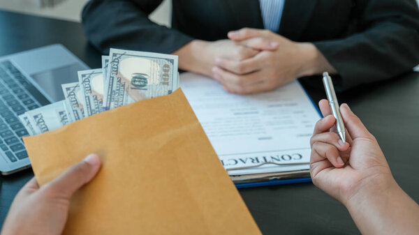 Бизнесмен руки предлагают взятки деньги в конверте для подписания в контракте бизнес-проекта, чиновники отказались, концепция коррупции и противодействия взяточничеству.