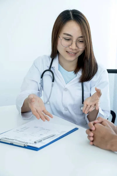 Ärzte Melden Untersuchungsergebnisse Und Empfehlen Patienten Medikamente — Stockfoto