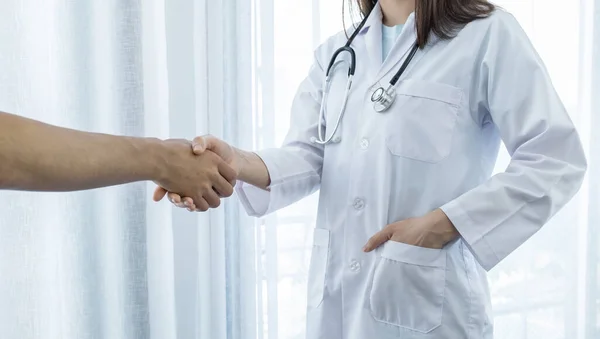 Hände Von Patienten Und Ärzten Zittern Nach Der Diskussion Über — Stockfoto