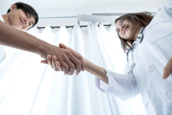 Hände Von Ärzten Und Patienten Zittern Nach Der Diskussion Über — Stockfoto