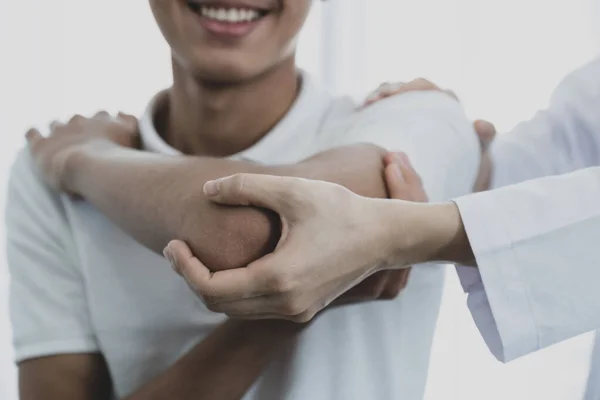 Femmina Medico Mano Facendo Fisioterapia Estendendo Spalla Paziente Maschio — Foto Stock