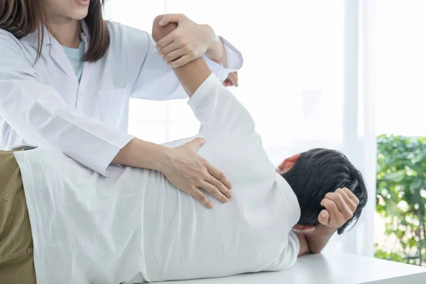 Médico Manos Haciendo Fisioterapia Extendiendo Espalda Paciente Masculino — Foto de Stock
