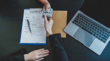 Hükümet yetkilileri yolsuzluk ve rüşvetle mücadele kavramını işadamlarından rüşvet alırken.