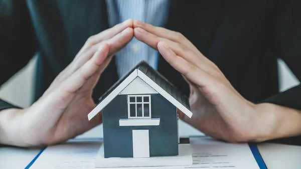 Modelo Casa Entregue Agente Imobiliário Impeça Modelo Casa Explique Contrato — Fotografia de Stock