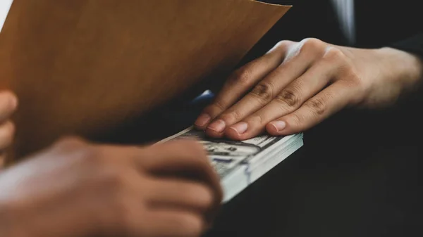 Geschäftsfrau Hand Hält Bestechungsgeld Regierungsbeamte Unterzeichnen Verträge Für Geschäftsprojekte Legte — Stockfoto