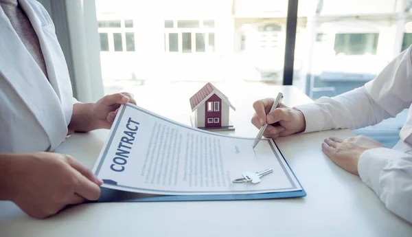 Assinatura Mão Contrato Após Agente Imobiliário Explica Contrato Negócios Aluguel — Fotografia de Stock