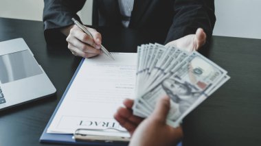 Hükümet yetkilileri iş kadınlarından rüşvet parası, yolsuzluk ve rüşvetle mücadele konsepti için sözleşme imzalıyorlar..