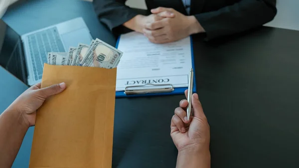 Empresário Mão Oferecer Subornos Dinheiro Envelope Para Assinar Contrato Projeto — Fotografia de Stock