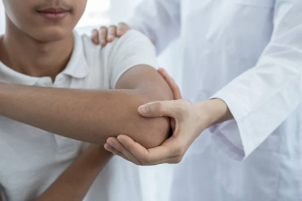 Vrouwelijke Arts Hand Doet Fysiotherapie Door Uitbreiding Van Schouder Van — Stockfoto