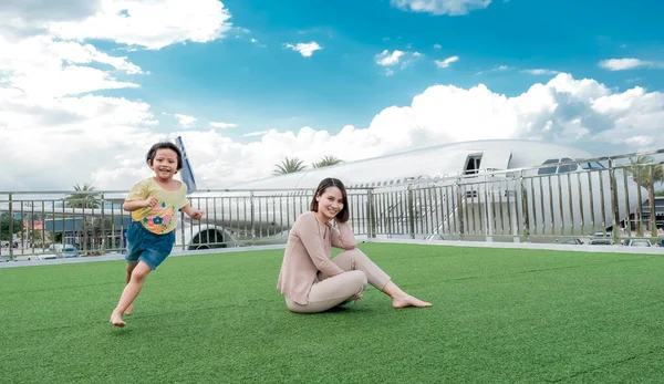 Asiatisk Kvinna Mor Ler Tittar Kameran Med Små Barn Som — Stockfoto