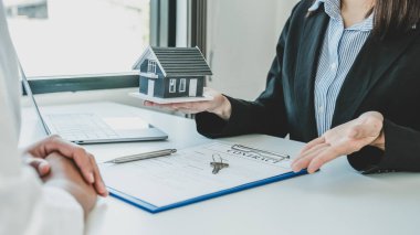 Bir emlakçıya ev modelini ver ve iş sözleşmesini, kirayı, satın almayı, ipoteği, krediyi ya da ev sigortasını alıcıya açıkla..