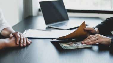 İş kadını devlet memurlarına rüşvet veriyor iş projeleri için sözleşmeler imzalıyor, parayı zarfa koyuyor, yolsuzluk ve rüşvet karşıtı fikirler üretiyor..