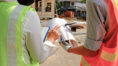 Ev planı, Mühendis Müteahhit Ekibi iş güvenliği projesiyle buluşuyor ve inşaat alanında tasarımı kontrol ediyor..