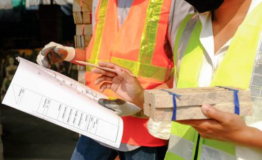 Ev planı, Mühendis Müteahhit Ekibi iş güvenliği projesiyle buluşuyor ve inşaat alanında tasarımı kontrol ediyor..