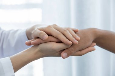 Doktor hastayı cesaretlendirmek için elini tuttu ve sağlık muayenesi sonuçlarını açıkladı..
