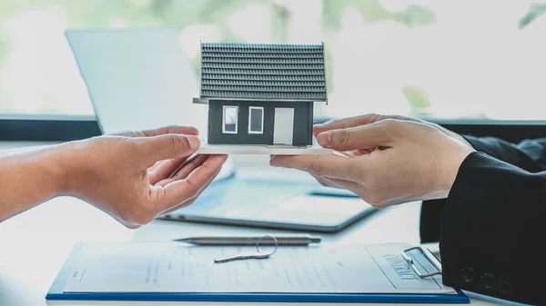 Mão Agente Imobiliário Segurar Modelo Casa Explicar Contrato Negócios Aluguel — Fotografia de Stock